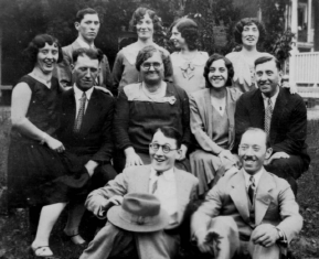 Jos&eacute;phine entour&eacute;e de ses enfants